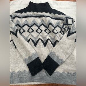 Women’s Black and Gray Patterned Sweater